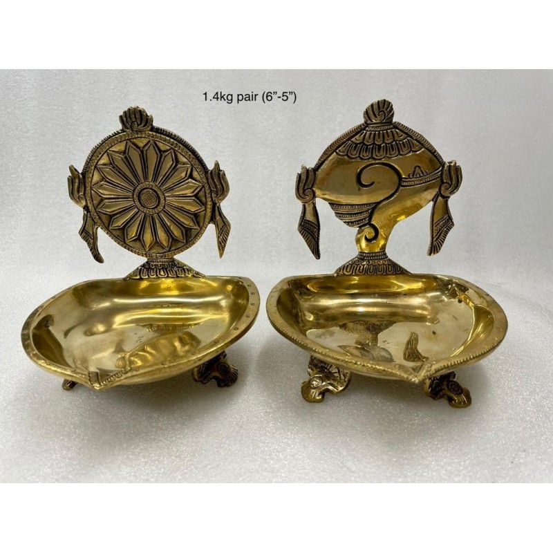 Brad Base Shanka Chakra Brass Deepa Pair